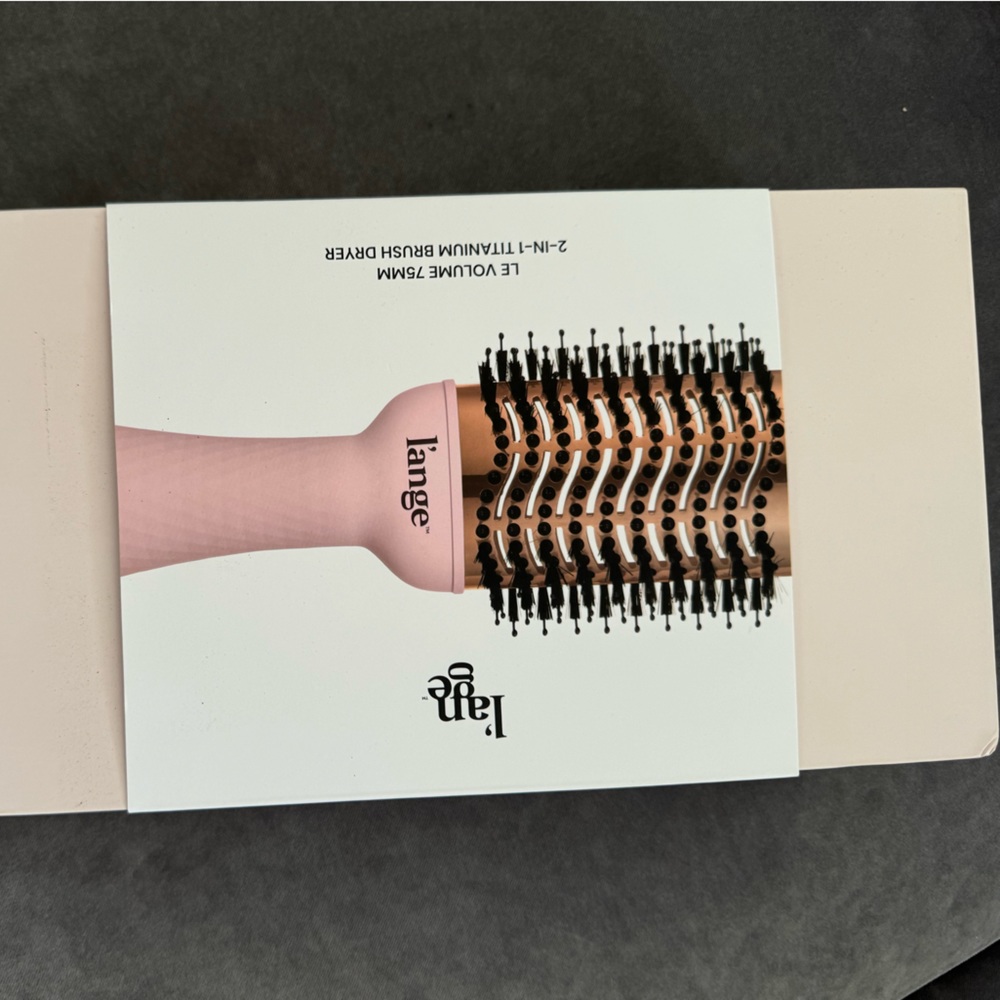 Le Volume L’ange
2-in-1 Titanium Brush Dryer 75mm UK + US adapter